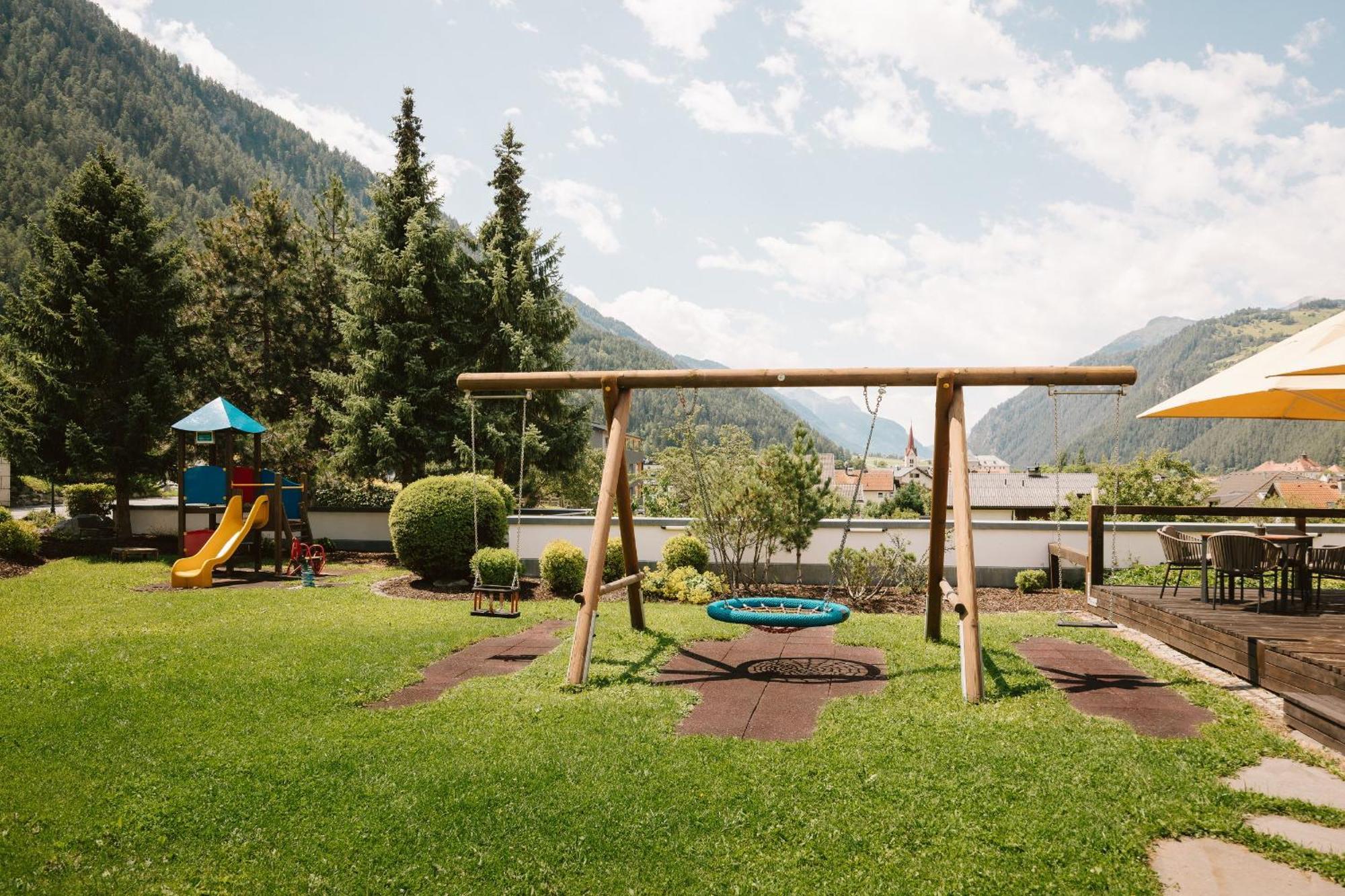 Neueroeffnung Miaflor Familien- & Aktivresort Ried im Oberinntal Exteriör bild