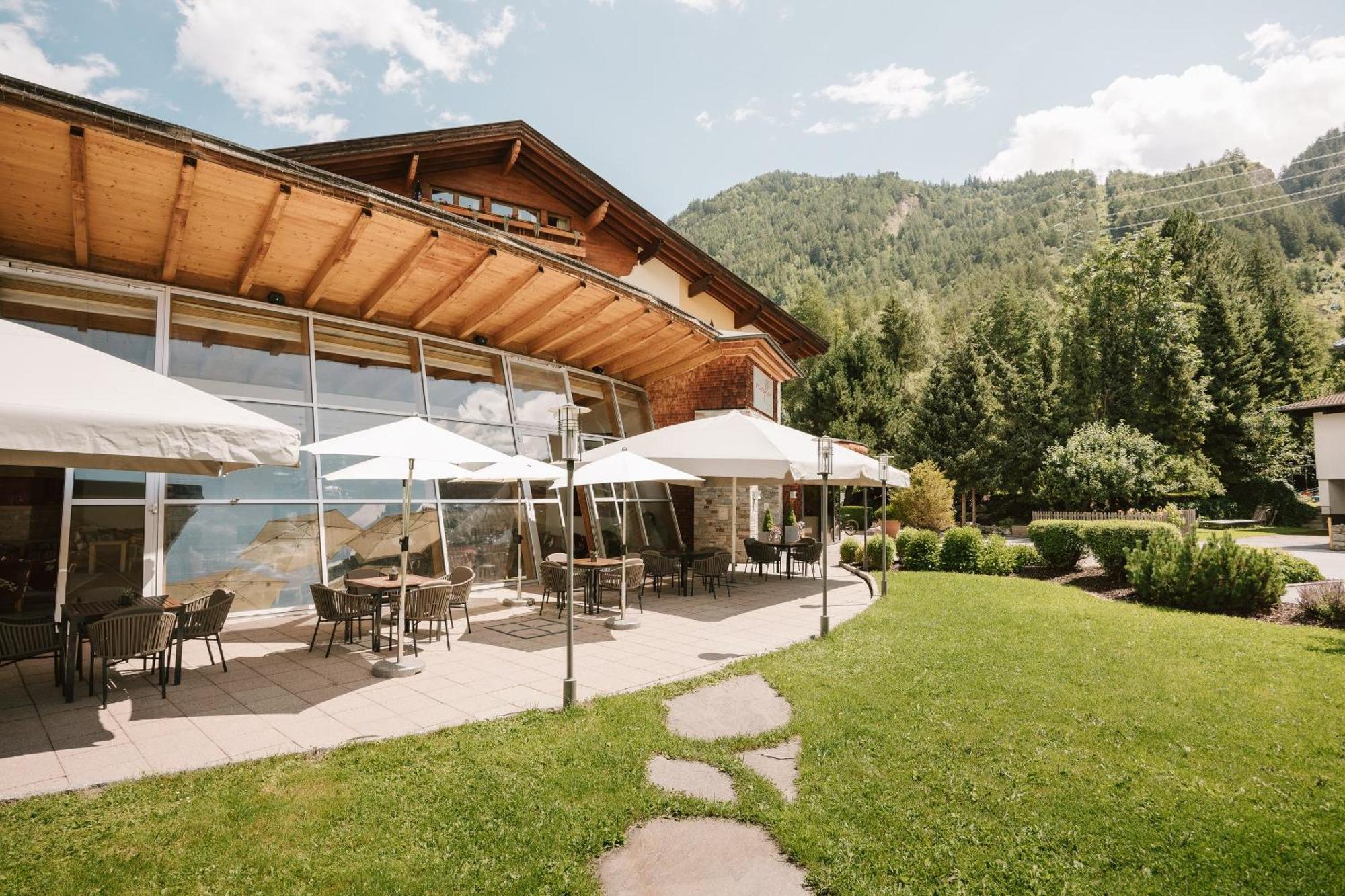Neueroeffnung Miaflor Familien- & Aktivresort Ried im Oberinntal Exteriör bild